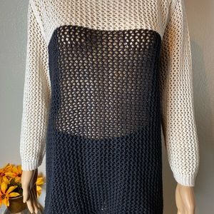 APT9.  Sweater embroidered black. Whit size XL